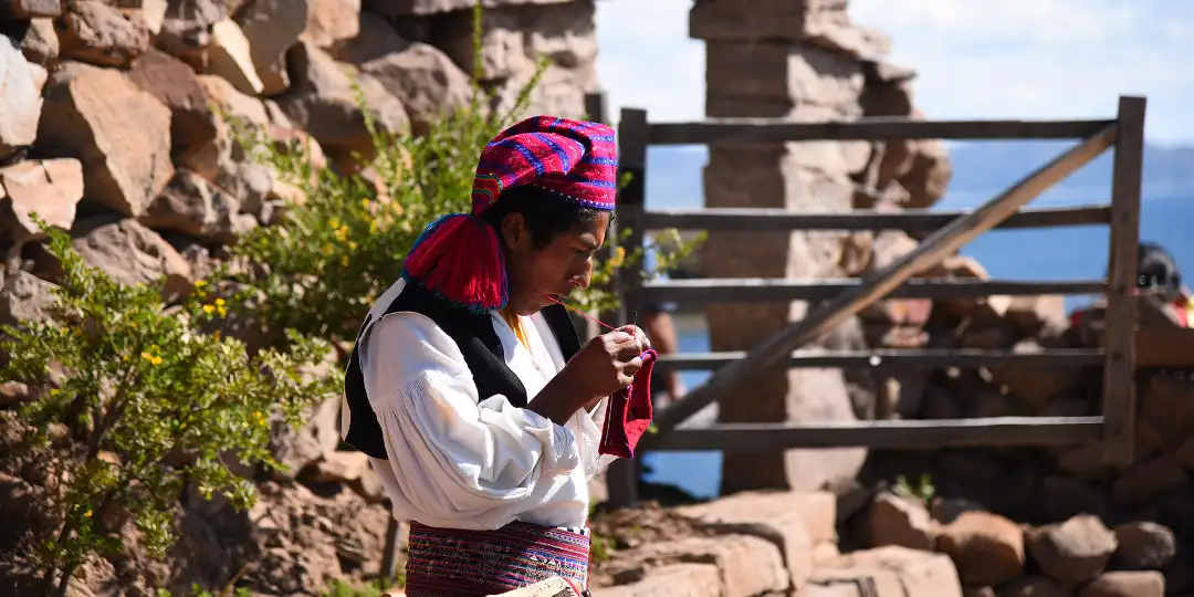 Homem tecelão do lago titicaca