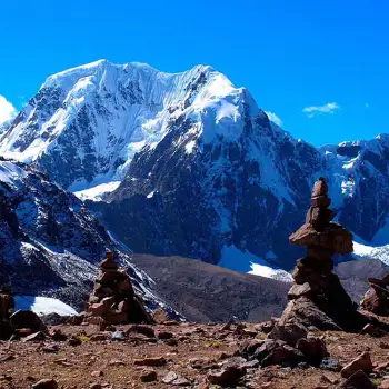 Apachetas en el punto de vista del nevado