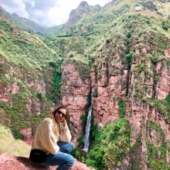 Hermosa Señorita con el Fondo de la catarata Perolniyoc