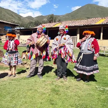 Aldeões de Chincheros com instrumentos musicais