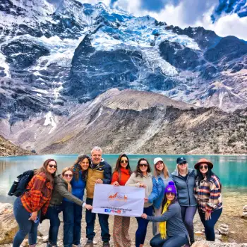 Grupo de Amantra en la Laguna Humantay