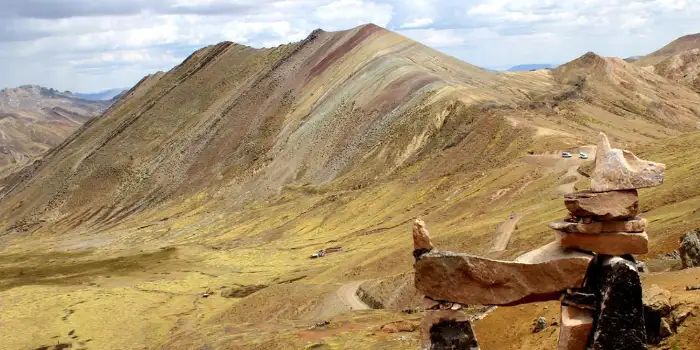 Figura de lhama feita de pedras em frente a Palccoyo