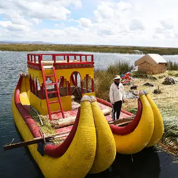 Aldeão do Lago Titicaca no seu barco Totora