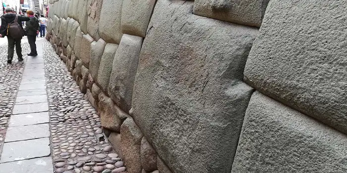 A Pedra dos 12 Ângulos