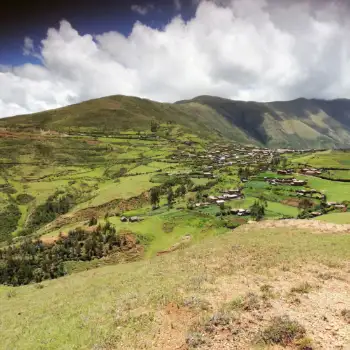 Vista magnífica da aldeia de Chonta