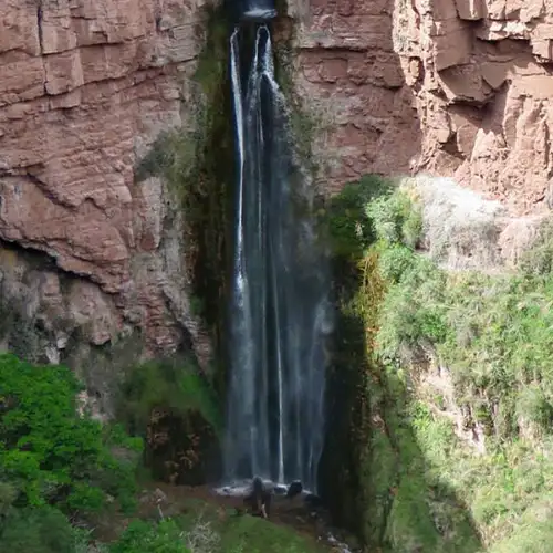 Vista espetacular da cascata de Perolniyoc