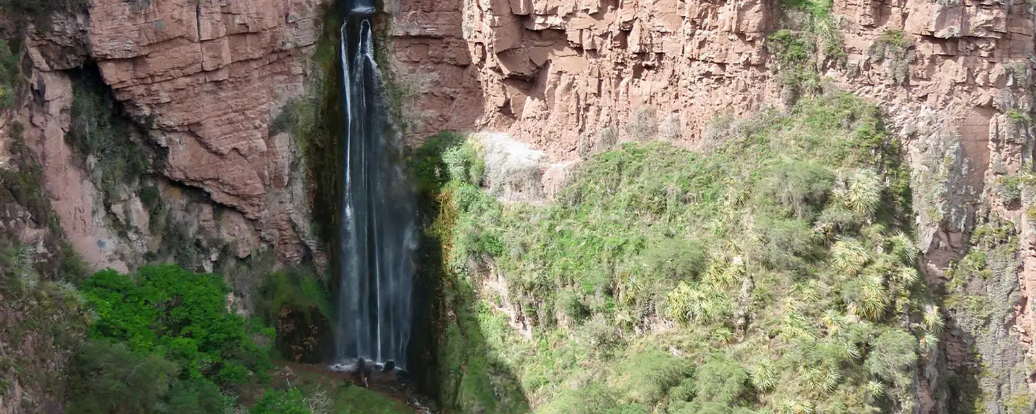 Vista espetacular da cascata de Perolniyoc