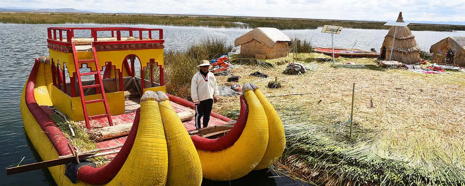 Aldeão do Lago Titicaca no seu barco Totora