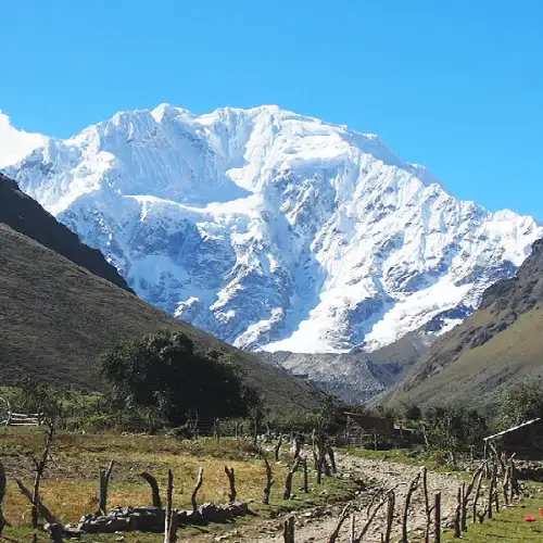 Imponente pico Salkantay coberto de neve