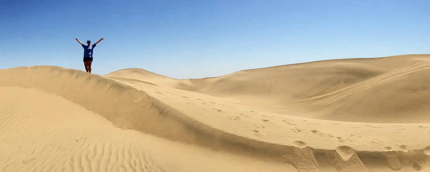 Menina no deserto de Ica Peru